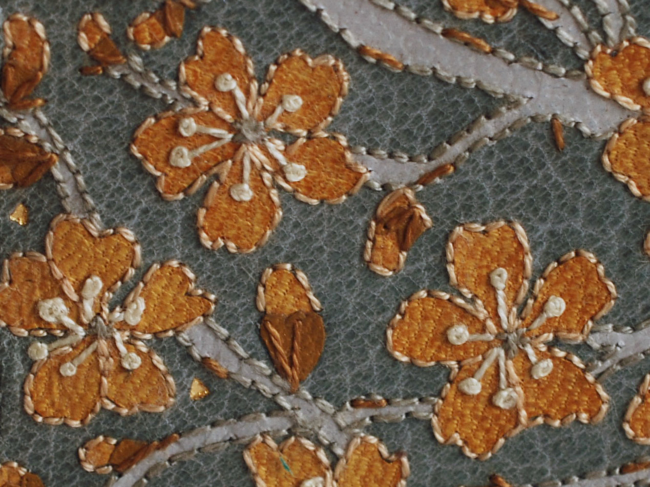 Example of embroidery and onlays on a binding.